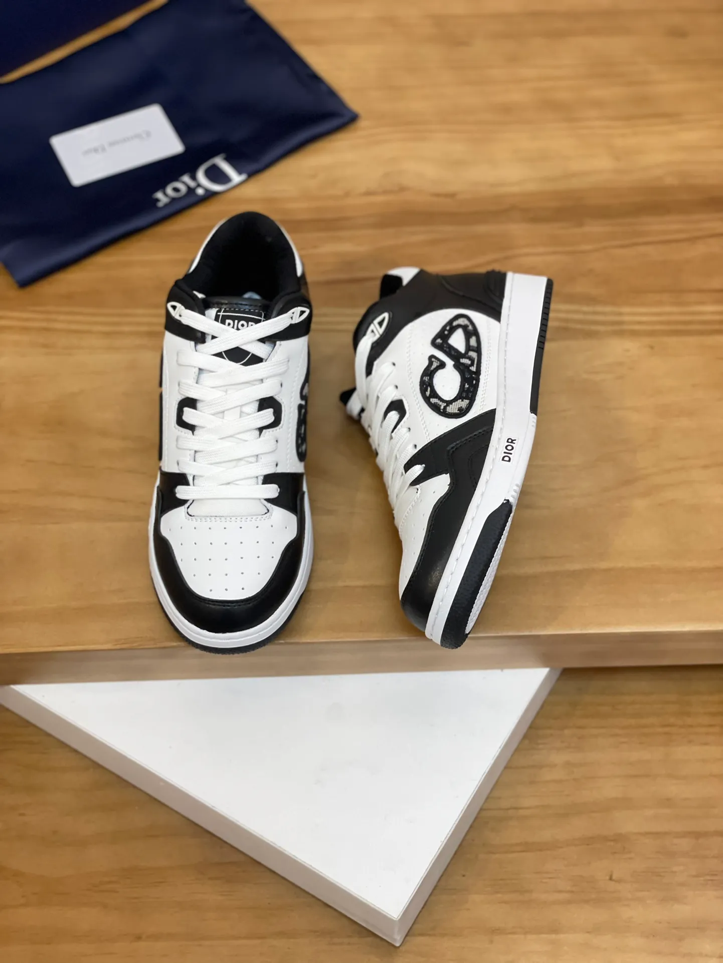 Men's shoes: 💰P440¥ Product trademark: Dior* "Dior*" high-top casual shoes Regular size: 38-44 (can be customized to 45.46) Product materials: Upper imported cowhide stitched with original fabric, breathable lining, original outsole. Number: 1006